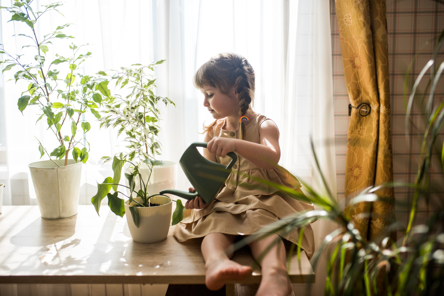 criança regando a planta em momento de slow living